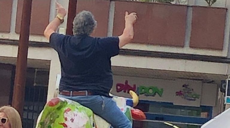 Un hombre, subido a la obra de Leandro Sánchez en la Praza Paz Nóvoa de la capital ourensana.