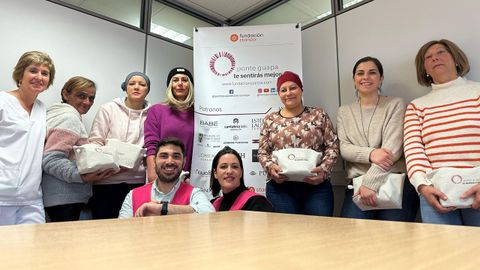 Participantes en uno de los talleres de cosmtica y maquillaje para pacientes oncolgicas en el Hospital Provincial de Pontevedra