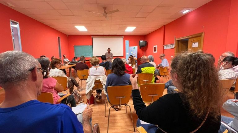 Charla informativa sobre la comunidad energética Xúntate Llanera en Lugo de Llanera