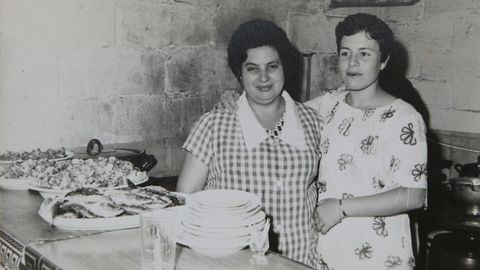 A la ziquierda, Pepucha, abuela de Miguel, con una ta del cocinero