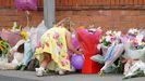 Una nia deja flores como tributo a la pequea Olivia, asesinada de un tiro en su casa de Liverpool
