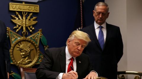 Trump firma la orden ejecutiva que restringe la entrada en Estados Unidos