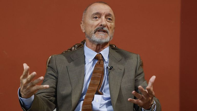 La RAE responde a las críticas de Pérez-Reverte y le invita a exponerlas en el pleno de la Academia