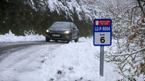 Las placas de hielo complican la circulacin por la carretera LU-P-5004, de A Seara a Cruz de Outeiro, en el municipio de Quiroga