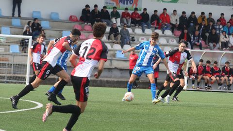 Imagen de un partido anterior del Arousa en la Liga de División de Honor Juvenil, frente al Deportivo