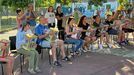 Participantes en el taller de percusión con lata de pimientos, el primer festival de música aficionada de la Ribeira Sacra, que se celebra este fin de semana en Bóveda