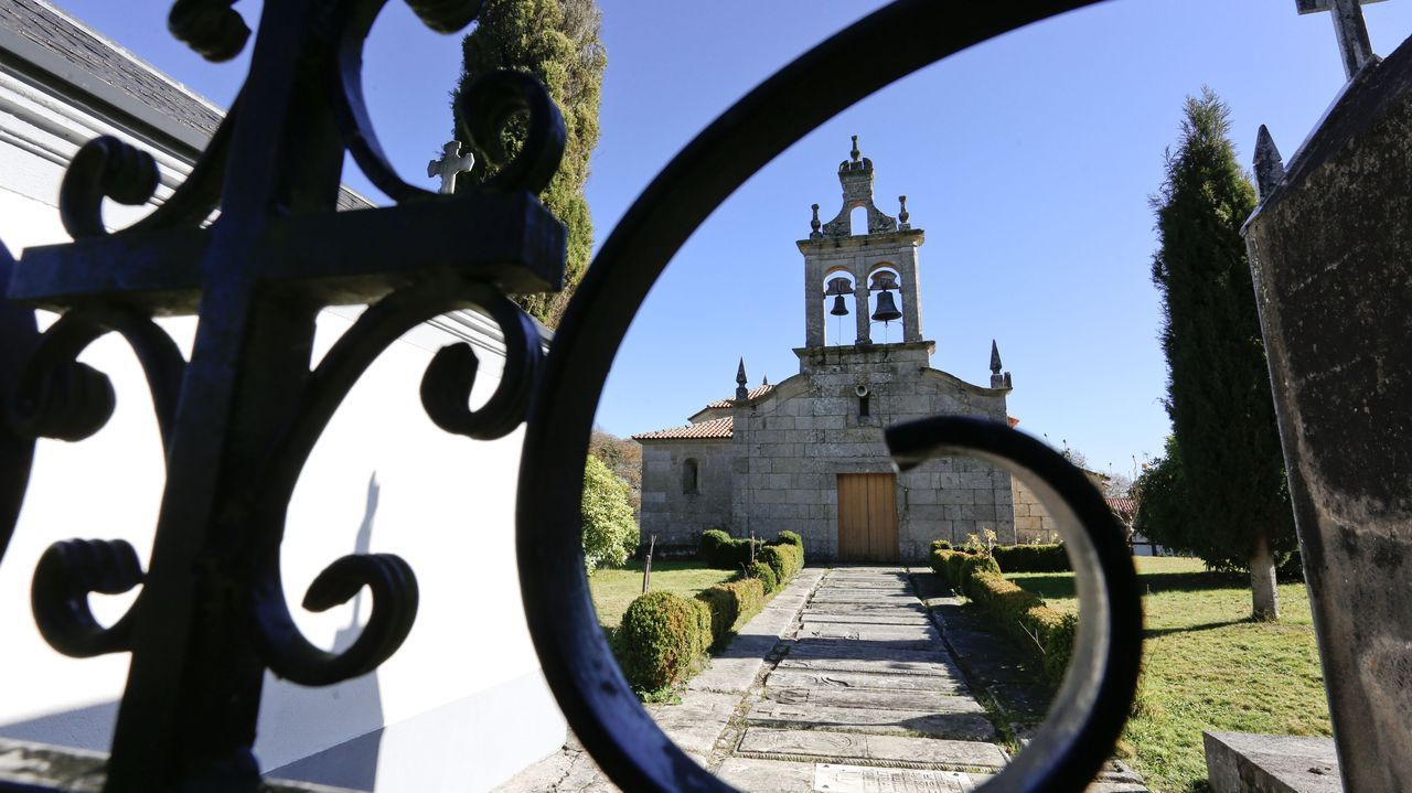 A igrexa romnica de Santa Maria, co seu acceso feito de tumbas