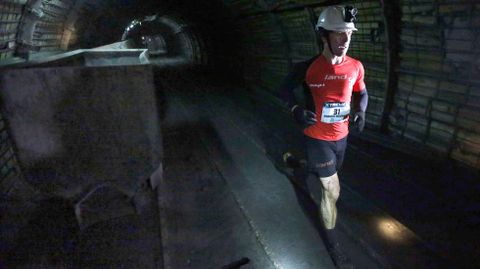 El atleta Roberto Menéndez durante el recorrido que realizó hoy en la edición zero de la Xtreme Trail de El Pozo Sotón, de Hunosa, primera prueba de estas características que se disputa a 500 metros de profundidad en esta mina de hulla de San Martín del Rey Aurelio
