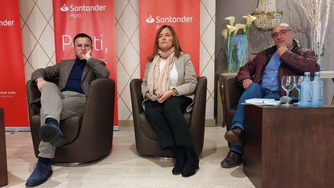 El conselleiro, primero por la izquierda, se mostró crítico con cuestiones introducidas en la nueva PAC.