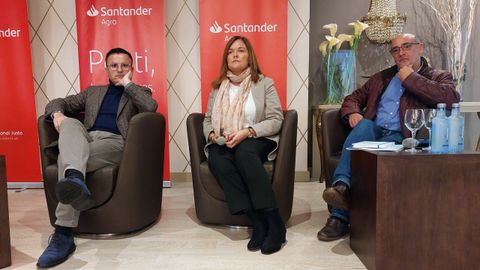 El conselleiro, primero por la izquierda, se mostr crtico con cuestiones introducidas en la nueva PAC.