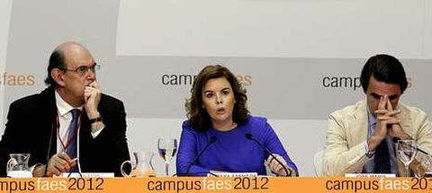 Soraya Senz de Santamara, entre el presidente de la Fundacin FAES, Ignacio Astarloa, y Jos Mara Aznar, ayer en Madrid.