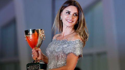 La intérprete española Penélope Cruz festeja el reconocimiento de la Copa Volpi a la mejor actriz del certamen.