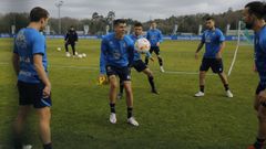 Villares intercepta el baln en un entrenamiento del Deportivo