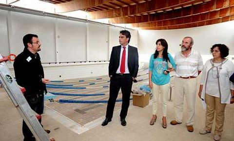El presidente de la Diputacin y la alcaldesa en una visita a las obras de la piscina hace un ao. 