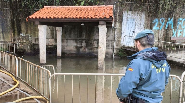 Investigan a una constructora por acumular tierra en pleno temporal y atascar un lavadero una semana en Cangas