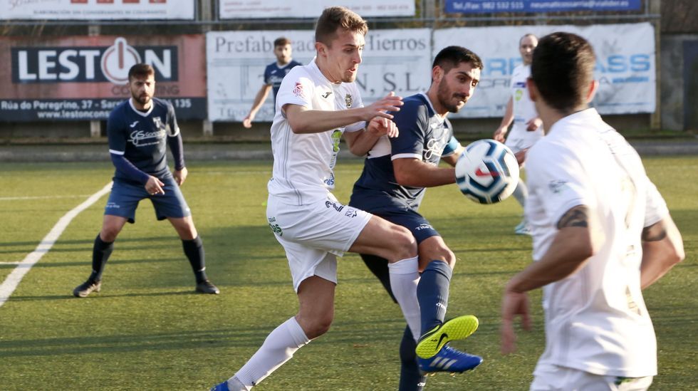 Colas en el corredor de Lugo a Sarria por el aumento del trfico.La concejala Begoa Lpez en una imagen de archivo de un pleno del Concello de Lncara
