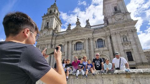 El entorno de la Catedral de Lugo con turistas