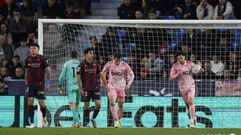 Reina y Vi�as, tras uno de los goles del Oviedo al Levante