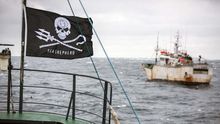 Ecologistas de Sea Sheperd difundieron tiempo atrás esta imagen de su barco Sam Simon persiguiendo a un pesquero acusado de pesca ilegal de merluza negra en el Atlántico