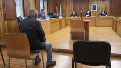 El chantadino acusado de apropiarse de 70.000 euros de su ta con demencia, frente al tribunal de la Audiencia Provincial de Lugo. 