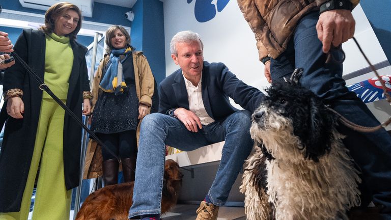 Alfonso Rueda, en una clínica veterinaria en Ponteareas este viernes, acompañado de la conselleira de Medio Ambiente, Ángeles Vázquez, y de la alcaldesa Nava Castro