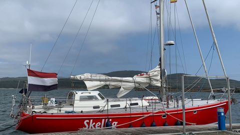 El yate, hoy, en el puerto de Camariñas