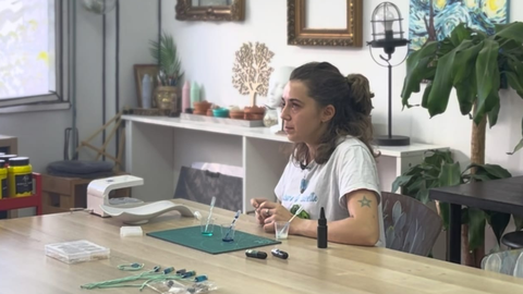La surfista Carmen López elabora joyas echas con sus propias manos