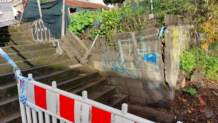 Los temporales causan desprendimientos en los accesos al barrio Castro Castriño de Coia junto al atajo que da acceso a Alcampo
