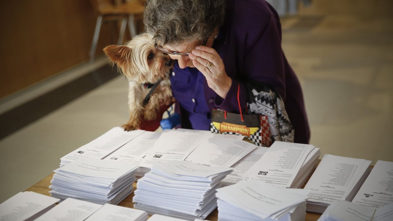 albumc.Votaciones de los candidatos y pol�ticos locales en las mesas de A Coru�a