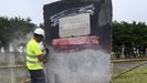 Un trabajador restaura el monolito de la memoria democrática de Arnao, en Castropol