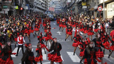 Comparsa de Moulin Rouge en el desfile de Ourense.