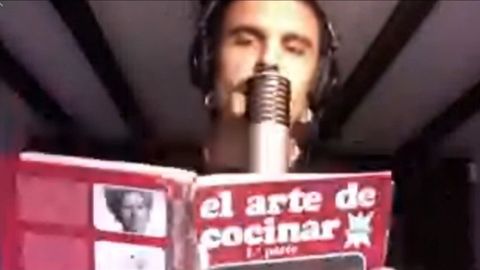 Rodrigo Cuevas cant� la receta del arroz con leche, durante su directo en el Festival de Cabranes