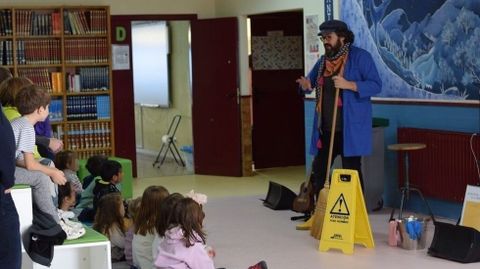 El narrador Caxoto protagonizó un espectáculo de cuentos sin sexismo en el colegio de Seoane do Courel