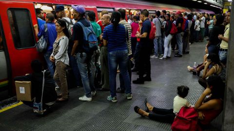 Los caraqueos aprovechan para tomar el metro tras restablecerse el servicio despus de los reiterados apagones