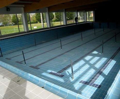 La obra de la piscina climatizada est acabada hace meses.