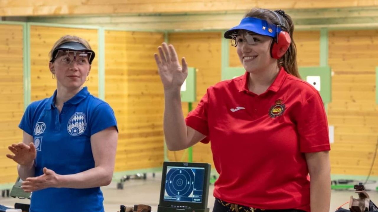 De rojo, Ana Lpez en una competicin con la equipacin de la seleccin espaola de tiro olmpico