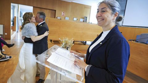 <span lang= gl >A alcaldesa de Cangas, Victoria Portas, oficiando unha voda civil no saln de plenos do concello o pasado da 13.</span>