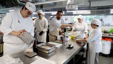 Checho Bértolo, en el centro, este martes en el CIFP Carlos Oroza de Pontevedra preparando un menú con alumnos