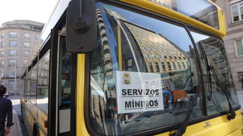 Un autobús, con el cartel de servicios mínimos en Ourense.
