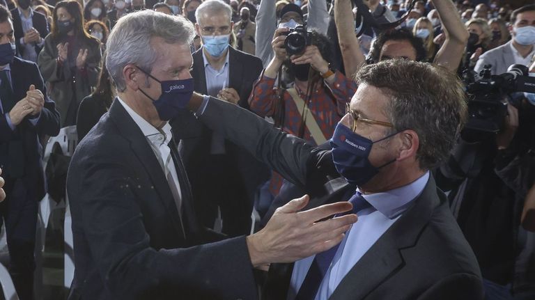 Núñez Feijoo saluda a Alfonso Rueda tras anunciar que optaría a ser presidente del PP nacional.