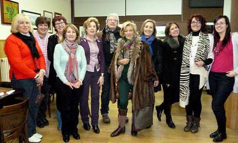 Arturo Ceide (en el centro), con algunos de los asistentes a la inauguraci�n de su exposici�n este fin de semana en las instalaciones del C�rculo Savi�ao