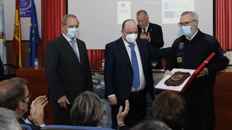 José Novo y Domingo Rey le entregaron a Lino Sexto las placas y metopas con las que el sector pesquero de Celeiro plasma el homenaje a Gardacostas de Galicia