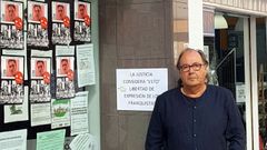 Mario Surez del Fueyo, frente a la sede de Podemos empapelada de pasquines ultraderechistas