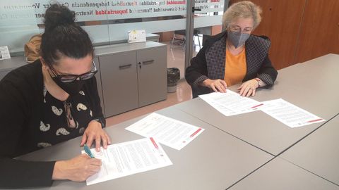Margarita Hermo y Rosa Abun firman el acuerdo de colaboracin