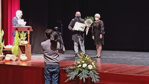 Xerardo Quintiá (en el centro), recogiendo el premio en la edición del año pasado, entregado por la alcaldesa, Elba Veleiro (a la derecha)