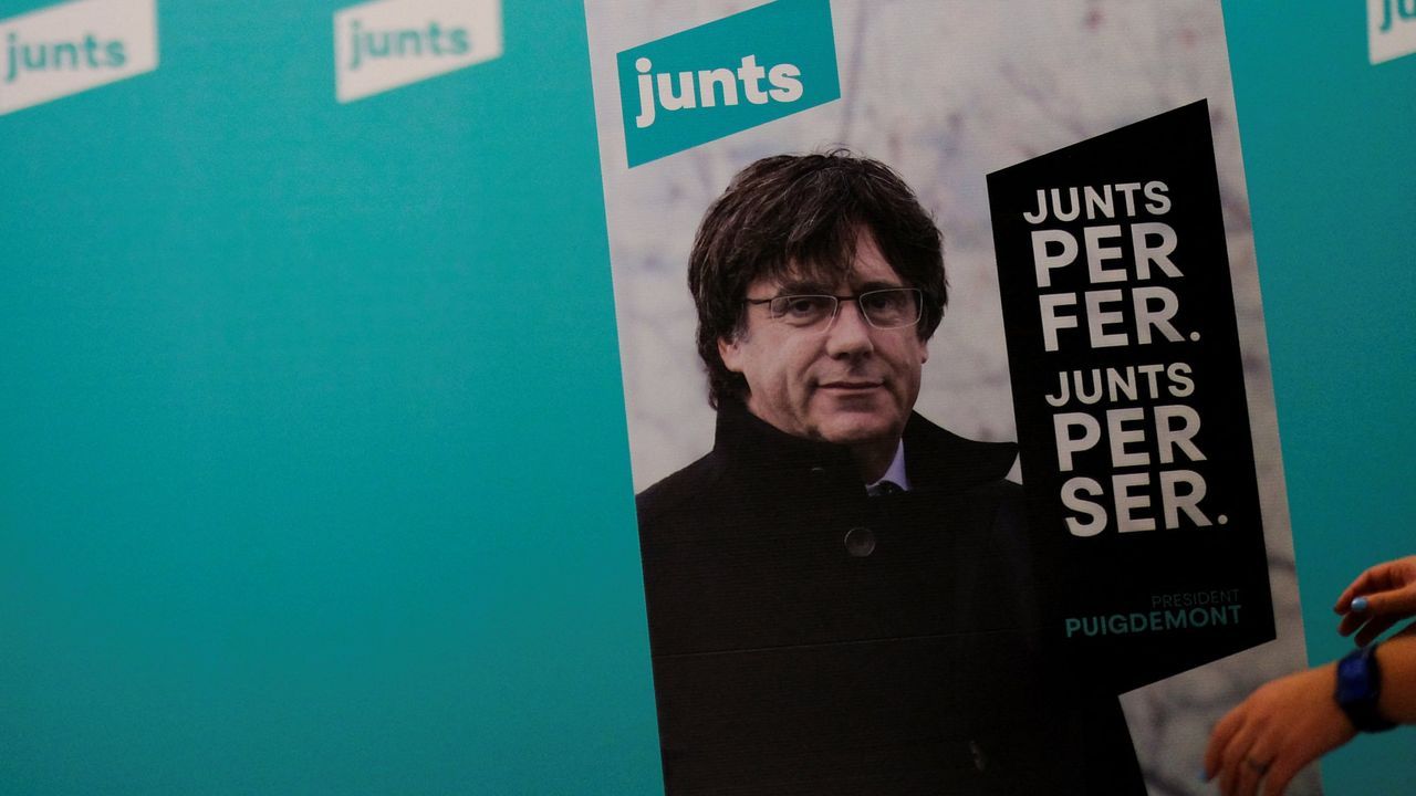 Cartel de Junts per Catalua con la imagen de Carles Puigdemont