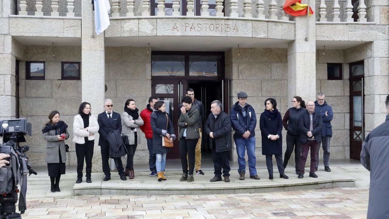 La investidura de Elba Veleiro en Vilalba, en imágenes.La corporación de A Pastoriza, en una concentración a las puertas de la Casa do Concello (en el centro, Primitivo Iglesias, alcalde socialista, y Elva Carrera, teniente de alcalde del BNG).