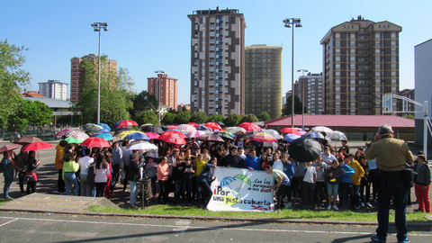 Paraguada de protesta de la comunidad escolar del IES Rosario Acuña de Gijón, en mayo de este año