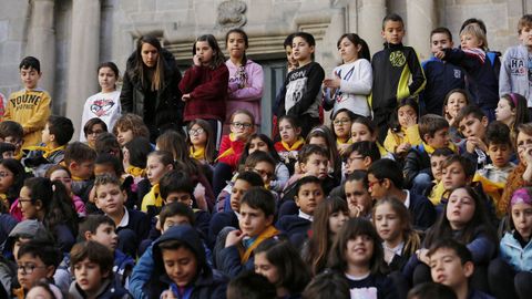 D da Poesa en Ourense con casi 400 alumnos en la Praza Maior y las escalinatas de Santa Mara Nai