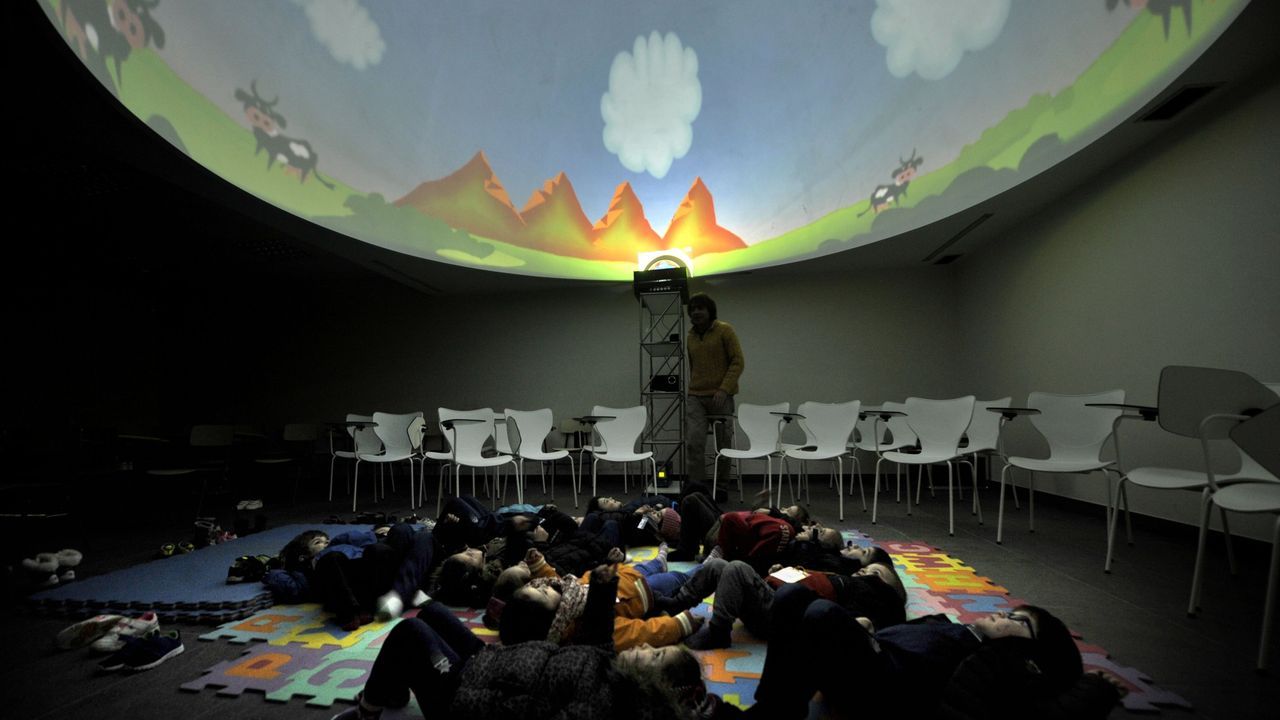 Taller para escolares de un centro educativo de Narn en el planetario de Aldea Nova, en una foto de archivo